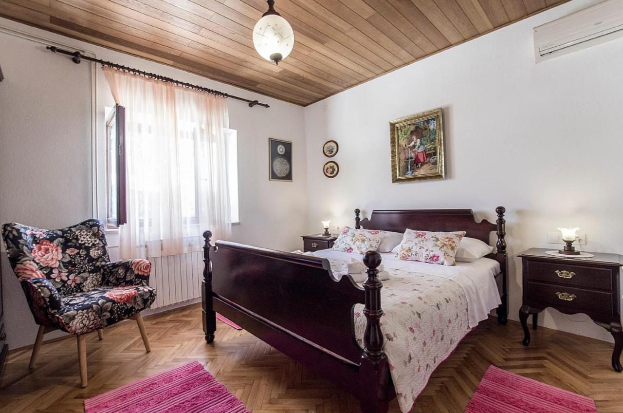 Holiday Home Villa Spilla Selca  ภายนอก รูปภาพ